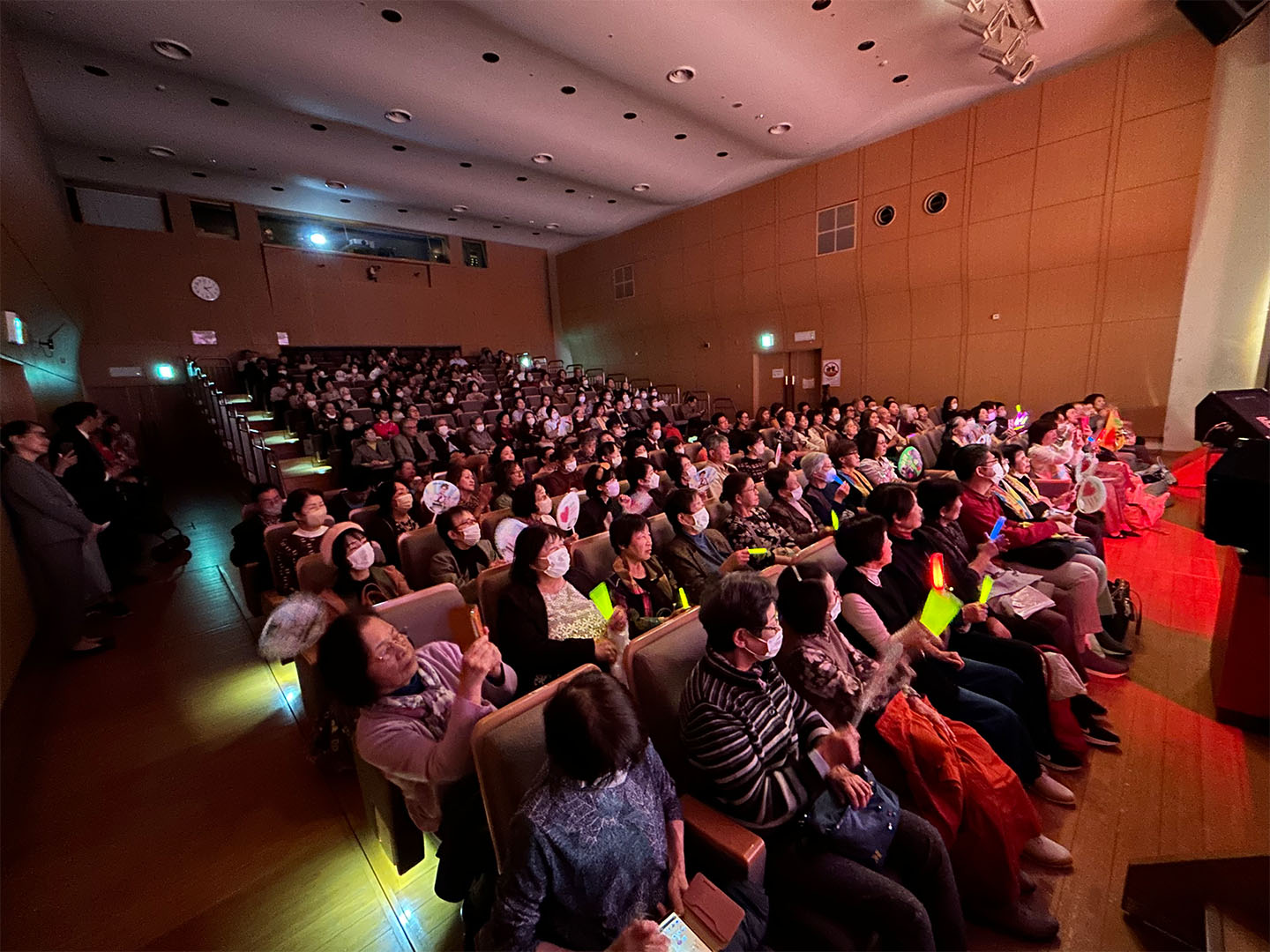 小島よしきデビュー1周年記念 障がい者支援チャリティコンサート開催