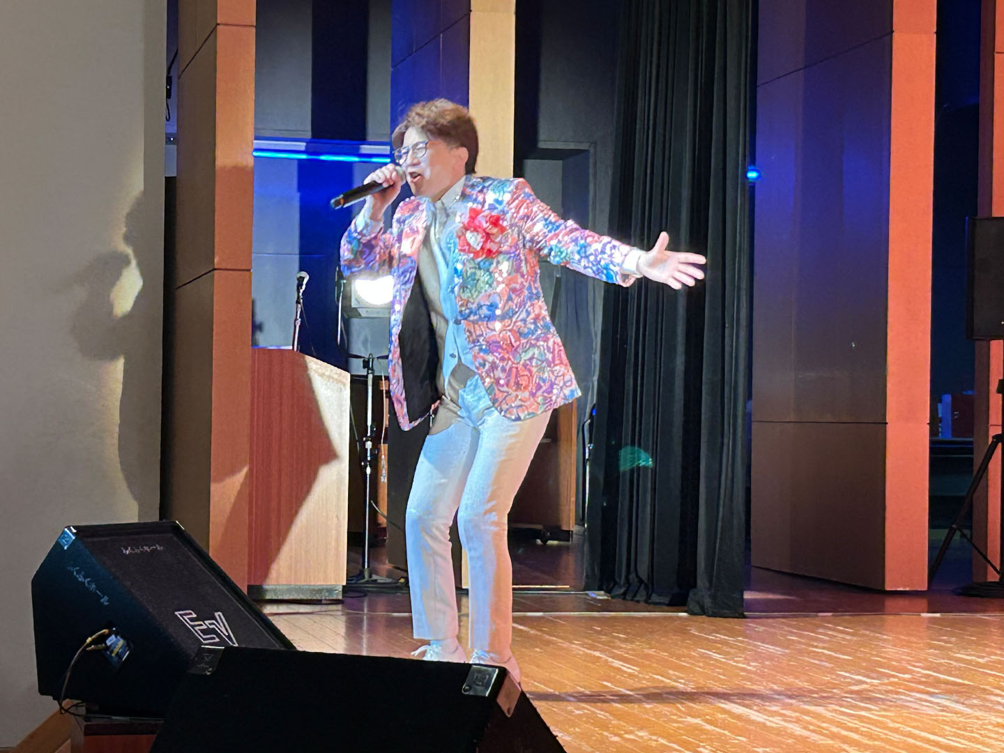 小島よしきデビュー1周年記念 障がい者支援チャリティコンサート開催